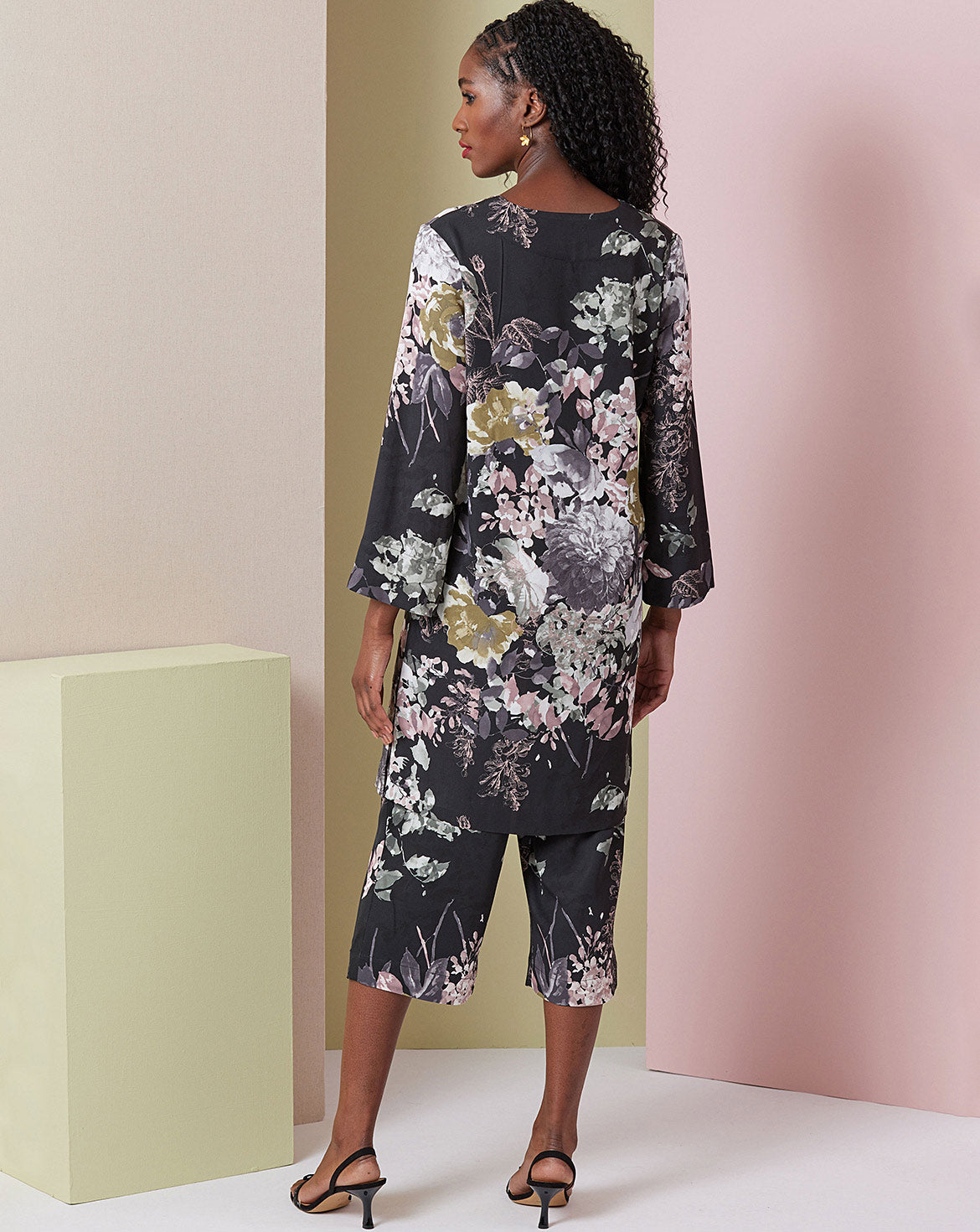 Symønster Vogue Patterns 2019 - Bluse Tunika Bukse Pysjamas - Dame | Bilde 1